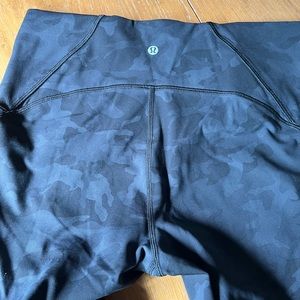 Lululemon 23” cropped black Camo leggings
